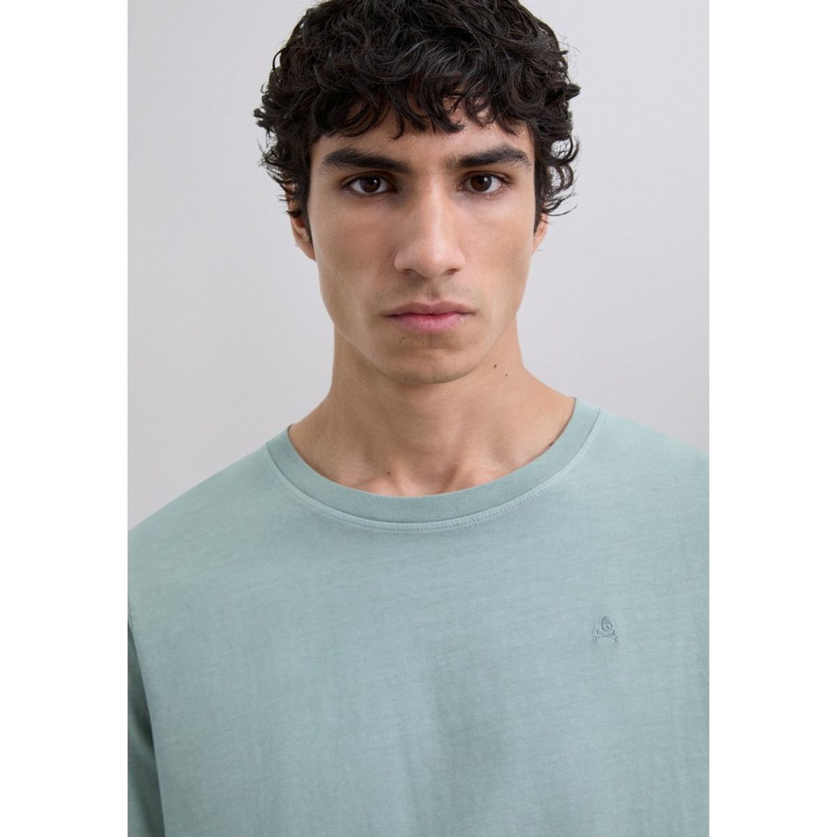 SCALPERS - Polera Calavera Bordada Tono