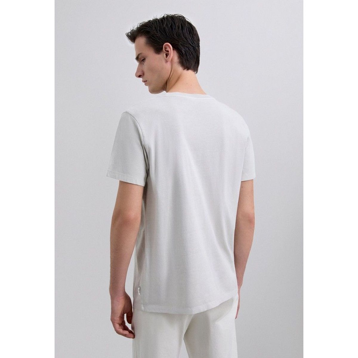 SCALPERS - Polera Calavera Bordada Tono
