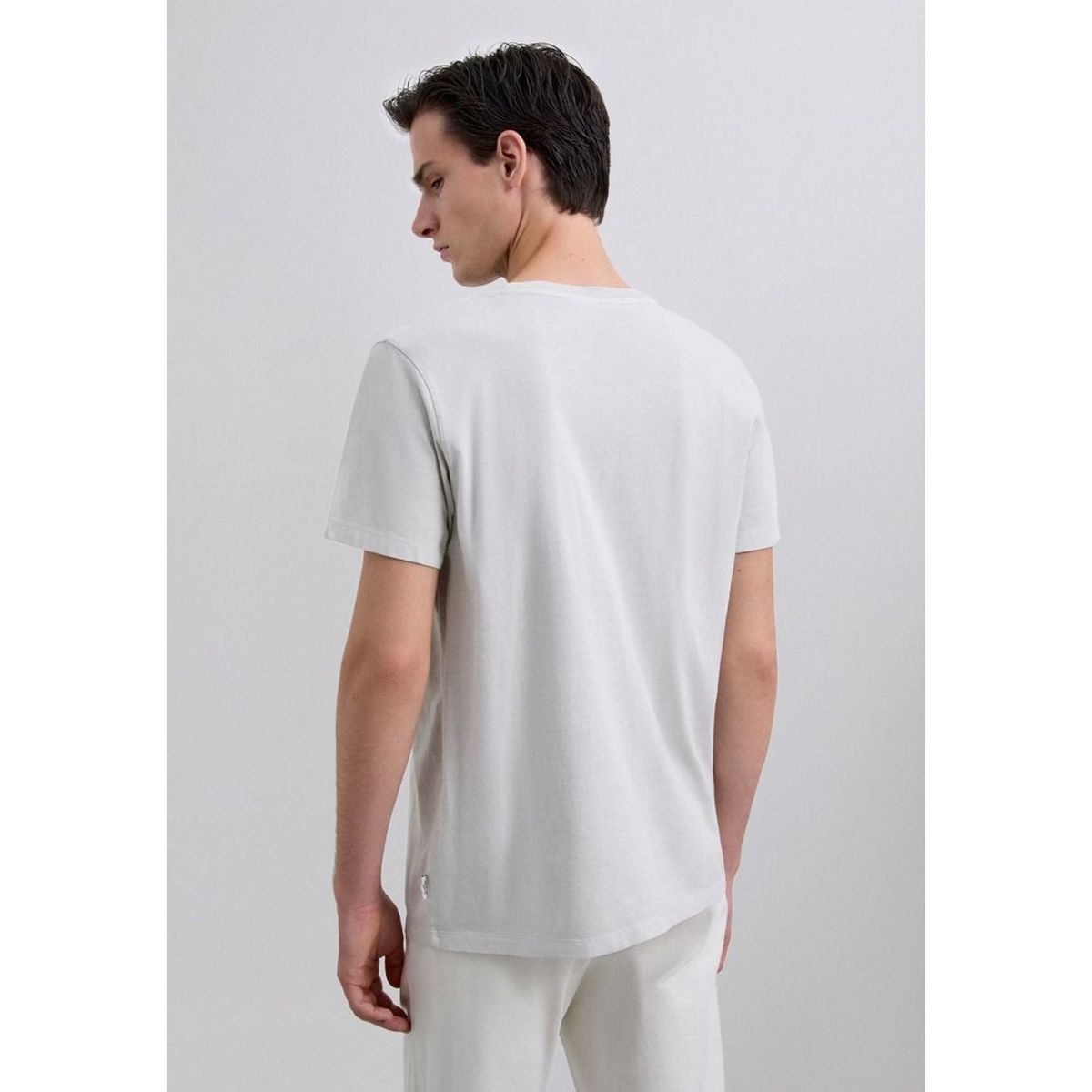 SCALPERS - Polera Calavera Bordada Tono
