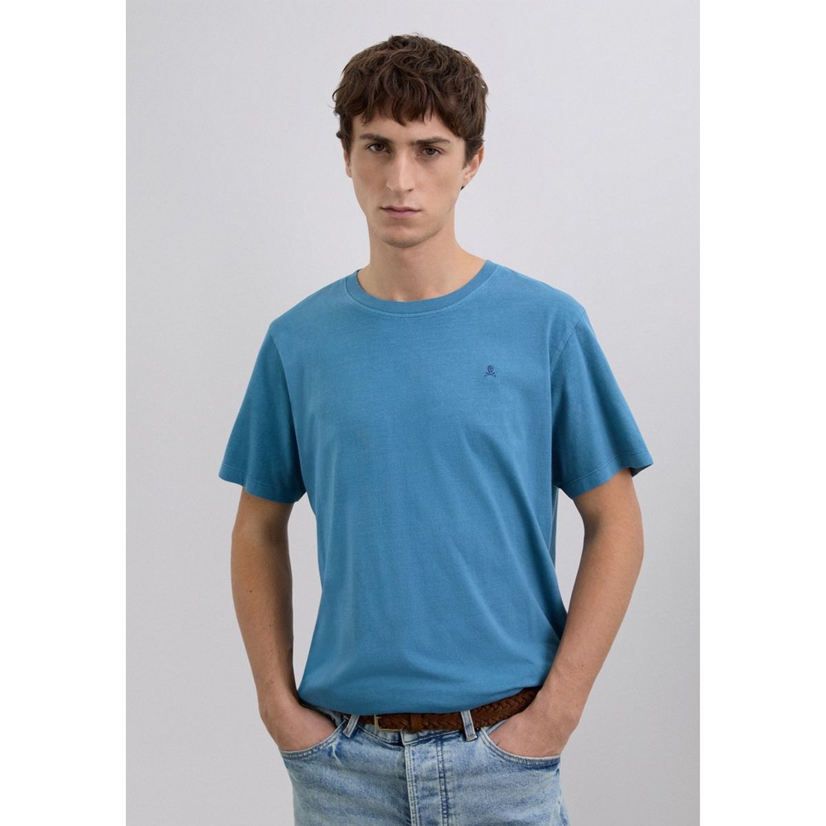 SCALPERS - Polera Calavera Bordada Tono