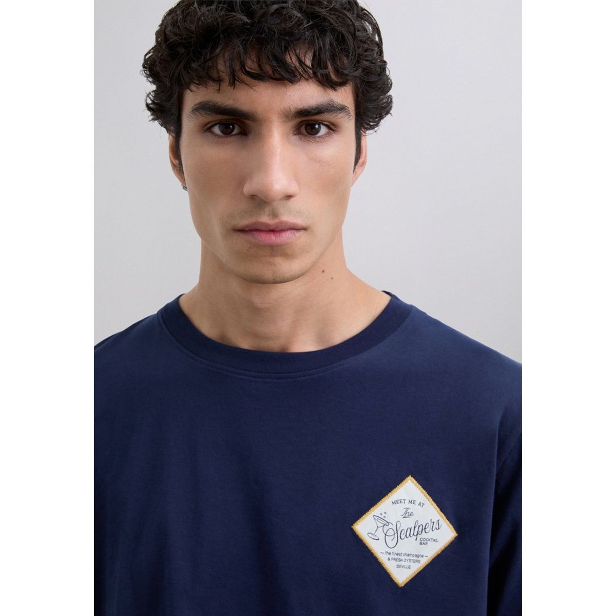 SCALPERS - Polera Parche Bordado Logo