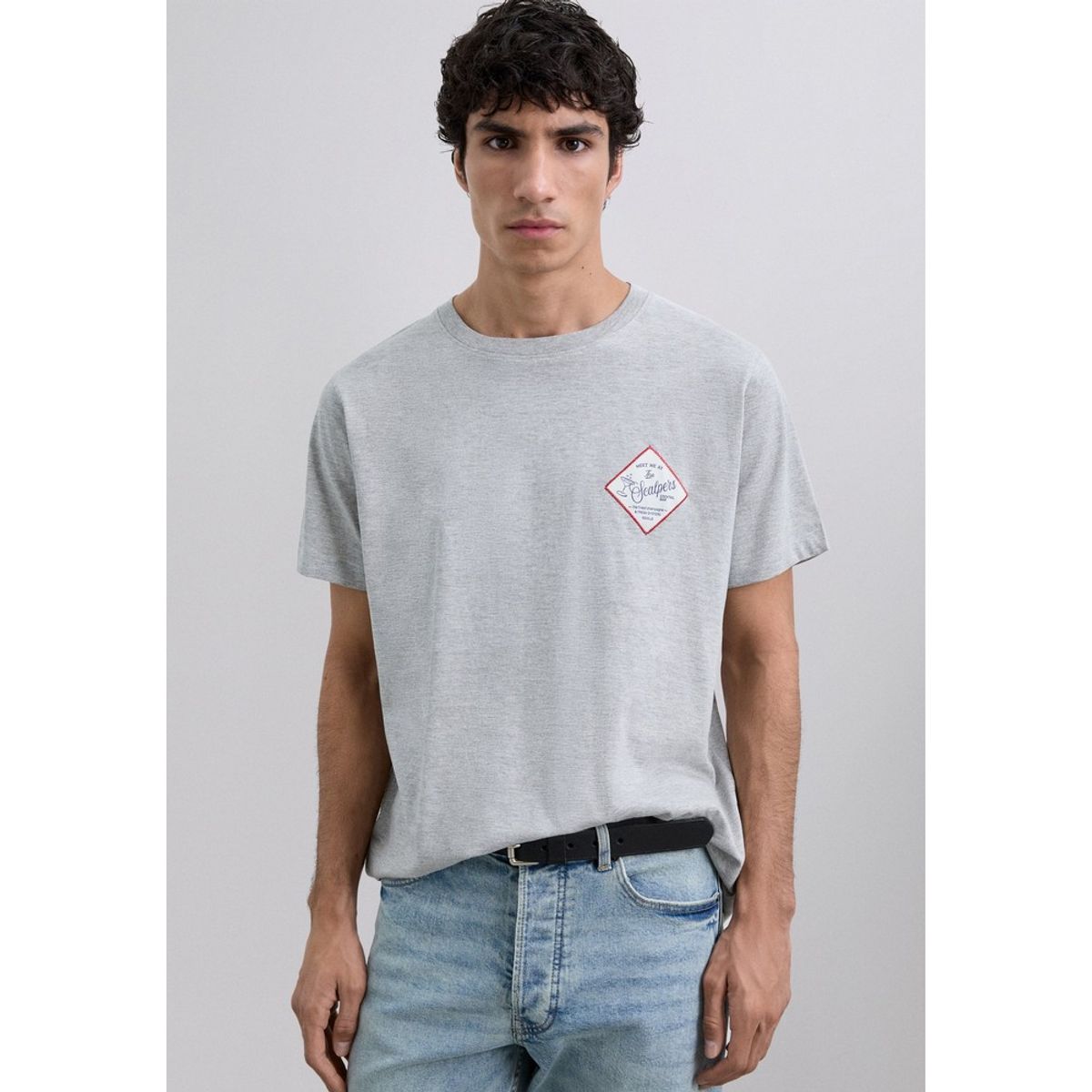 SCALPERS - Polera Parche Bordado Logo