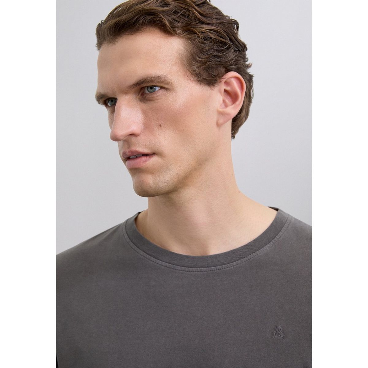 SCALPERS - Polera Calavera Bordada Tono