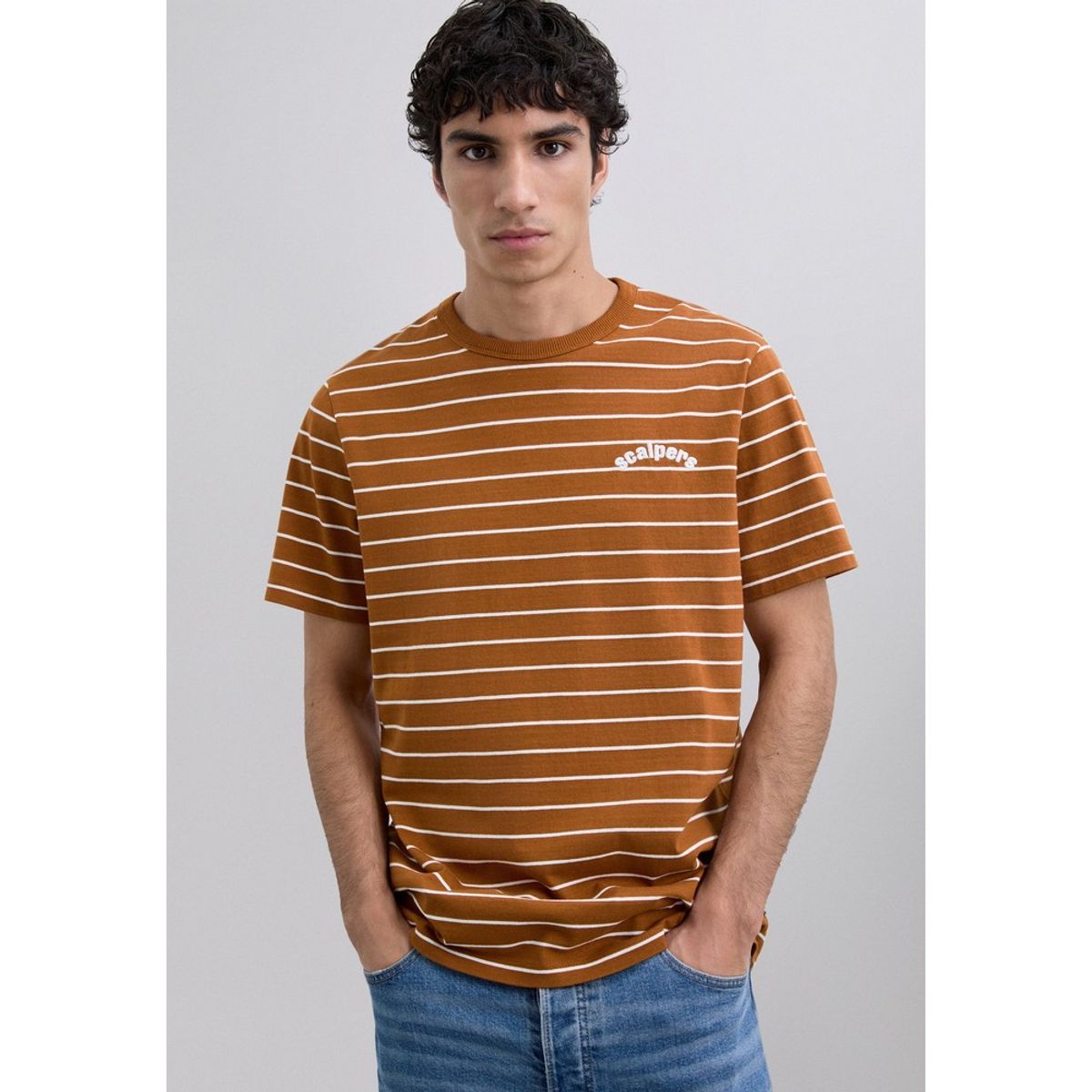 SCALPERS - Polera Estampada Rayas Logo