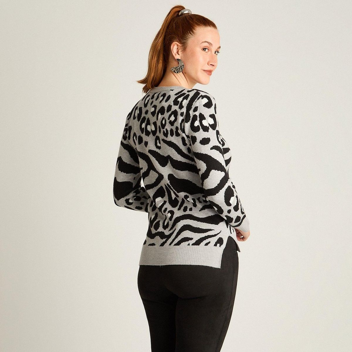 LORENZO DI PONTTI - Sweater Gris con Estampado Animal Print Jacquard en Tejido