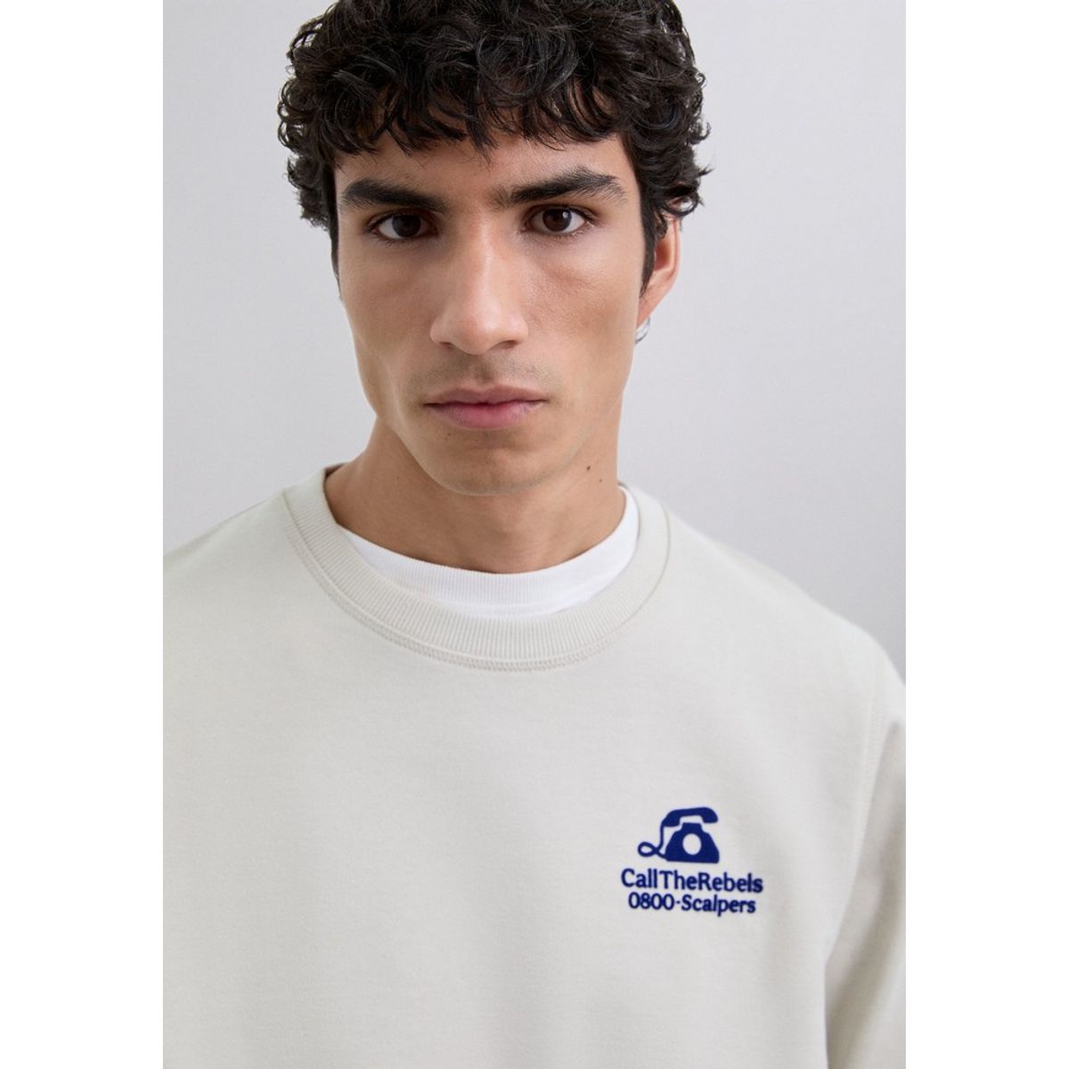 SCALPERS - Polerón Logo Relieve