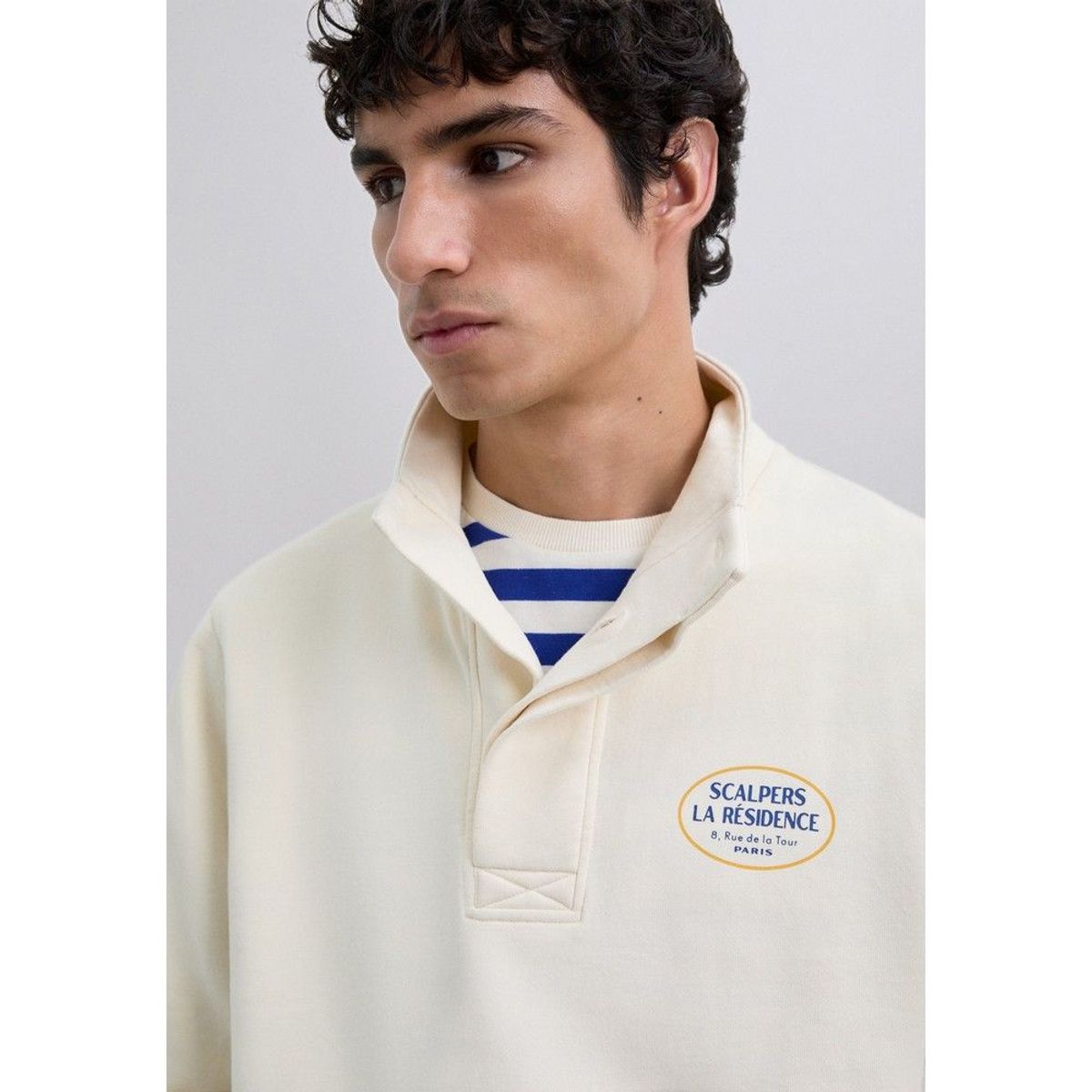 SCALPERS - Polerón Cuello Alto Logo