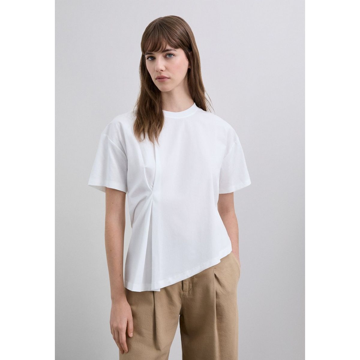 SCALPERS - Polera Asimétrica Cuello Redondo