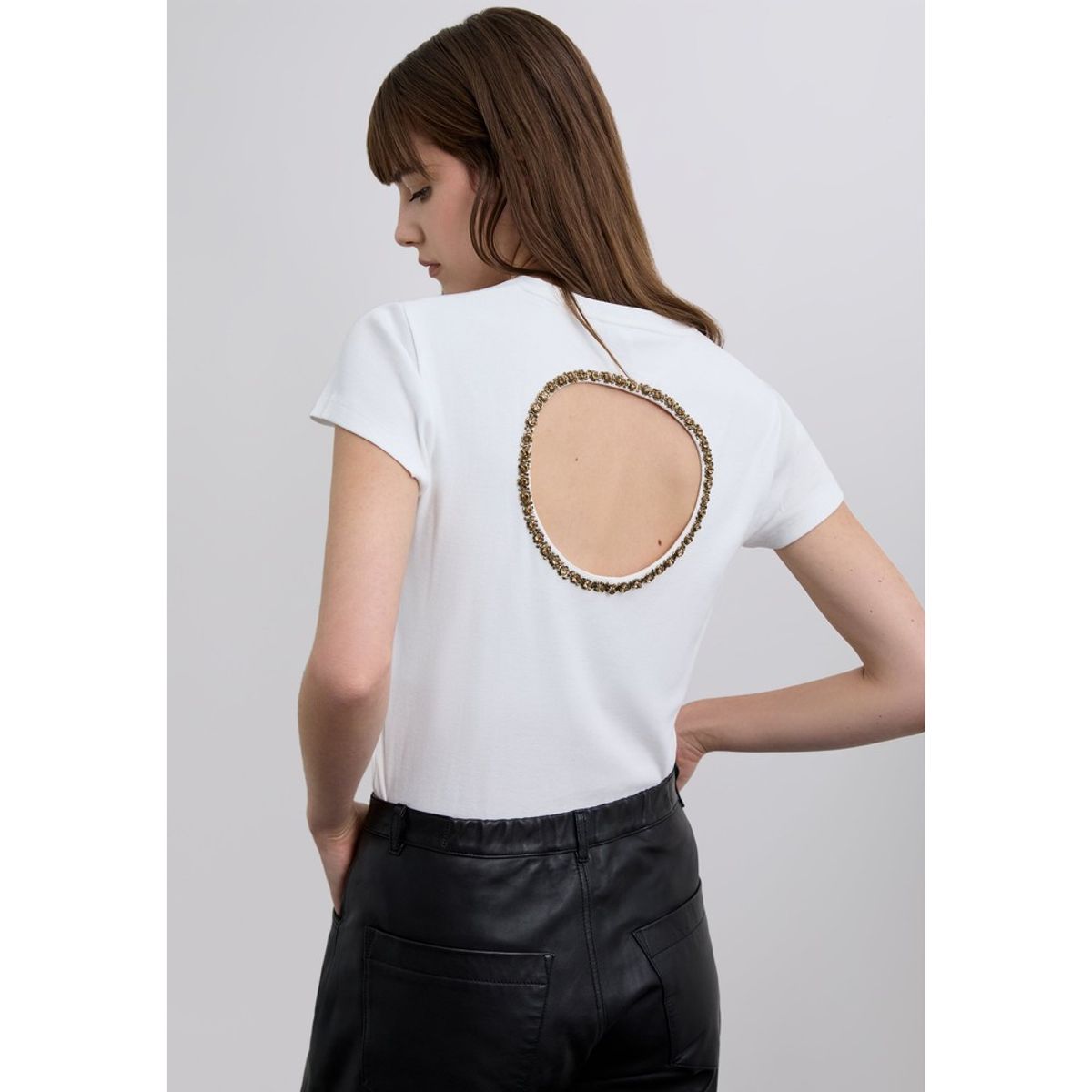 SCALPERS - Polera Abertura Detalle Pedrería