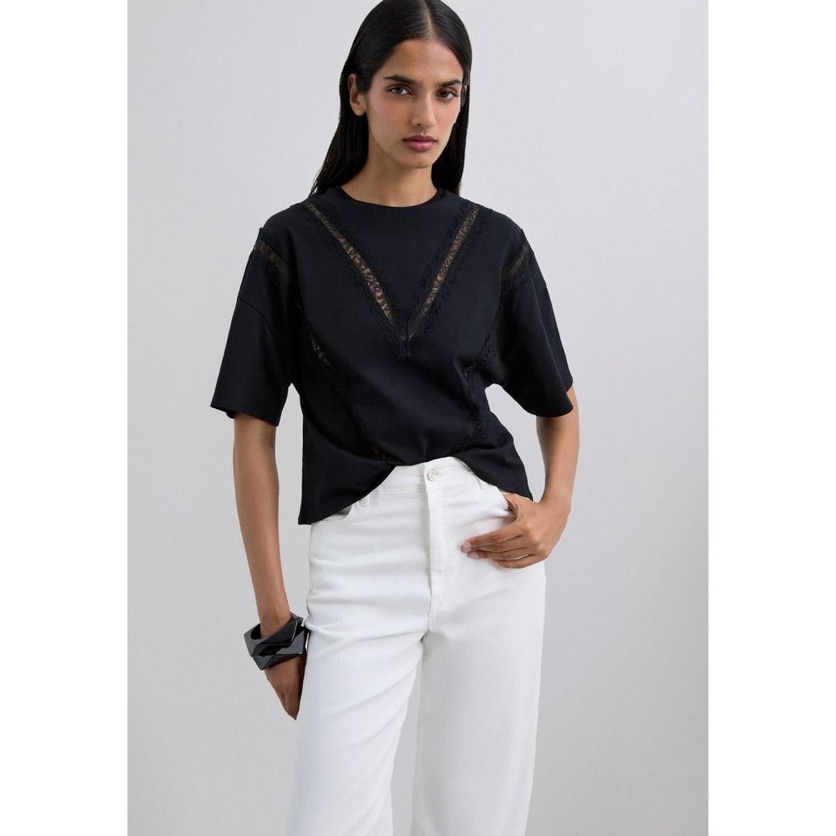 SCALPERS - Polera Con Detalle Encaje