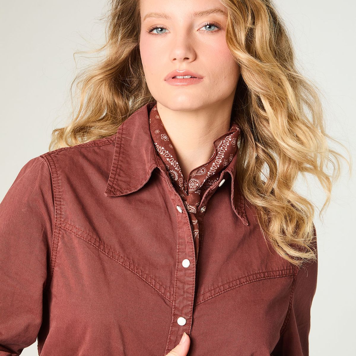 WRANGLER - Camisa Mujer V-Yoke Denim Regular Fit Brick Burnt