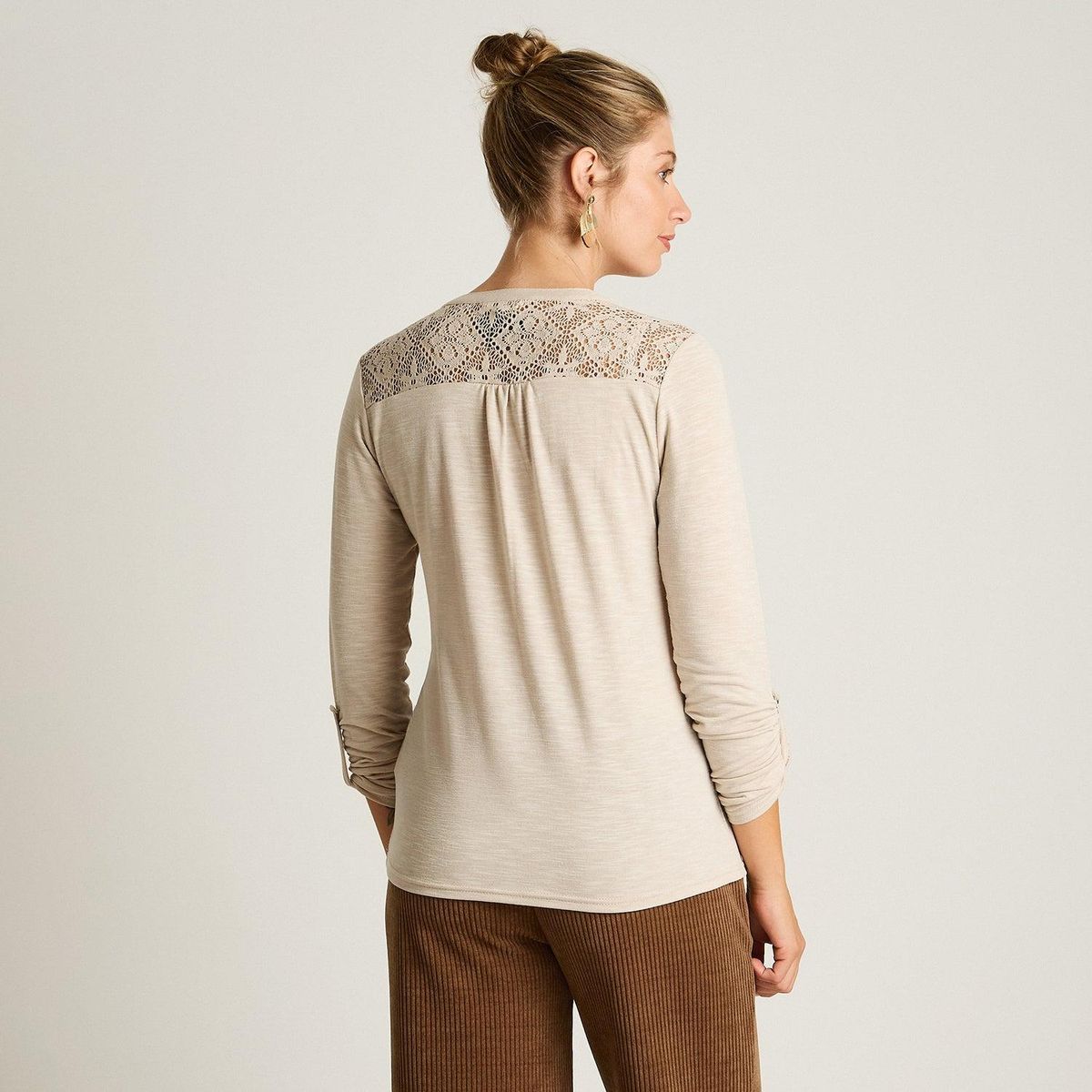 LORENZO DI PONTTI - Polera Beige Manga Larga con Detalle de Macramé