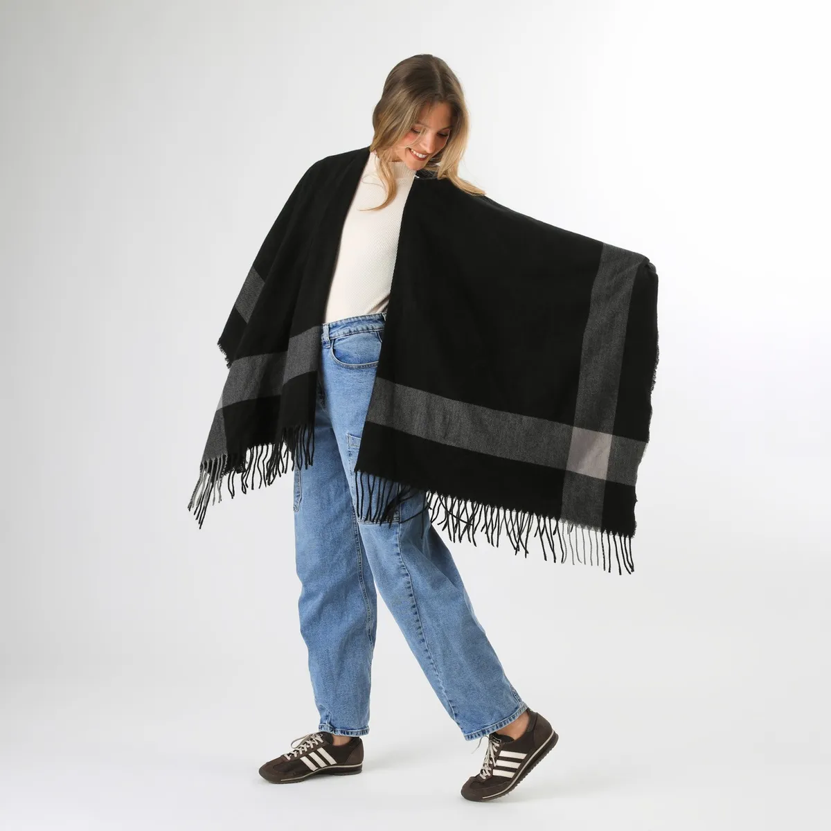 HUMANA - Poncho Gisa Negro Humana