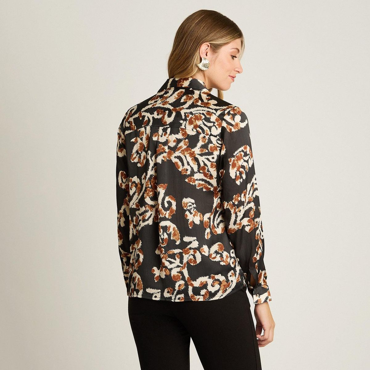 LORENZO DI PONTTI - Blusa Camisera Negra con Estampado Floral y Manga Larga