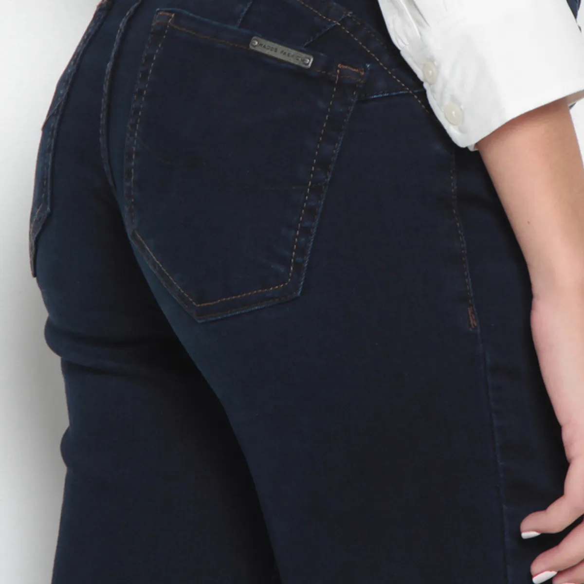 WADOS - JEANS MUJER RECTO TIRO MEDIO PRETINA BASICA UN BOTON