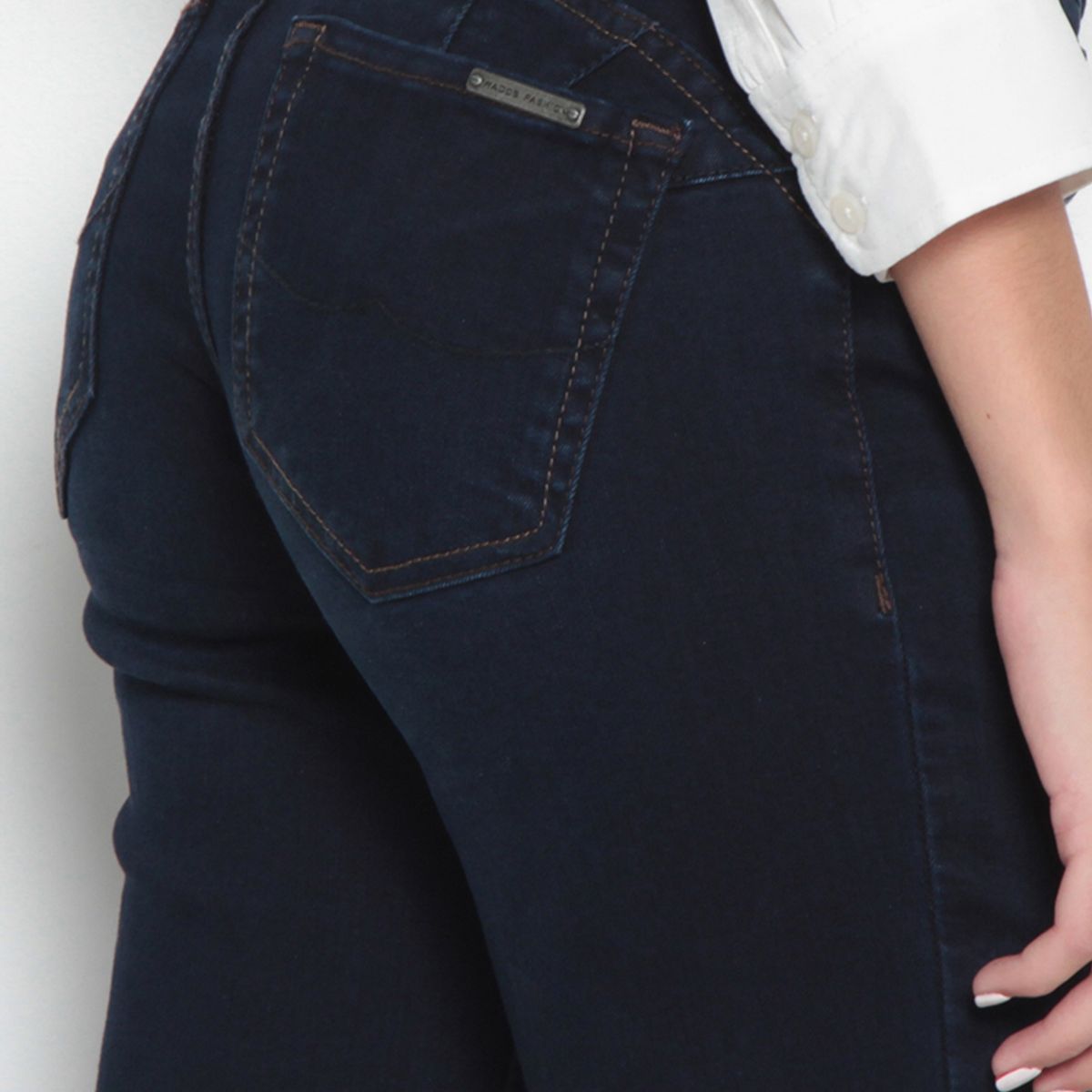 WADOS - JEANS MUJER RECTO TIRO MEDIO PRETINA BASICA UN BOTON