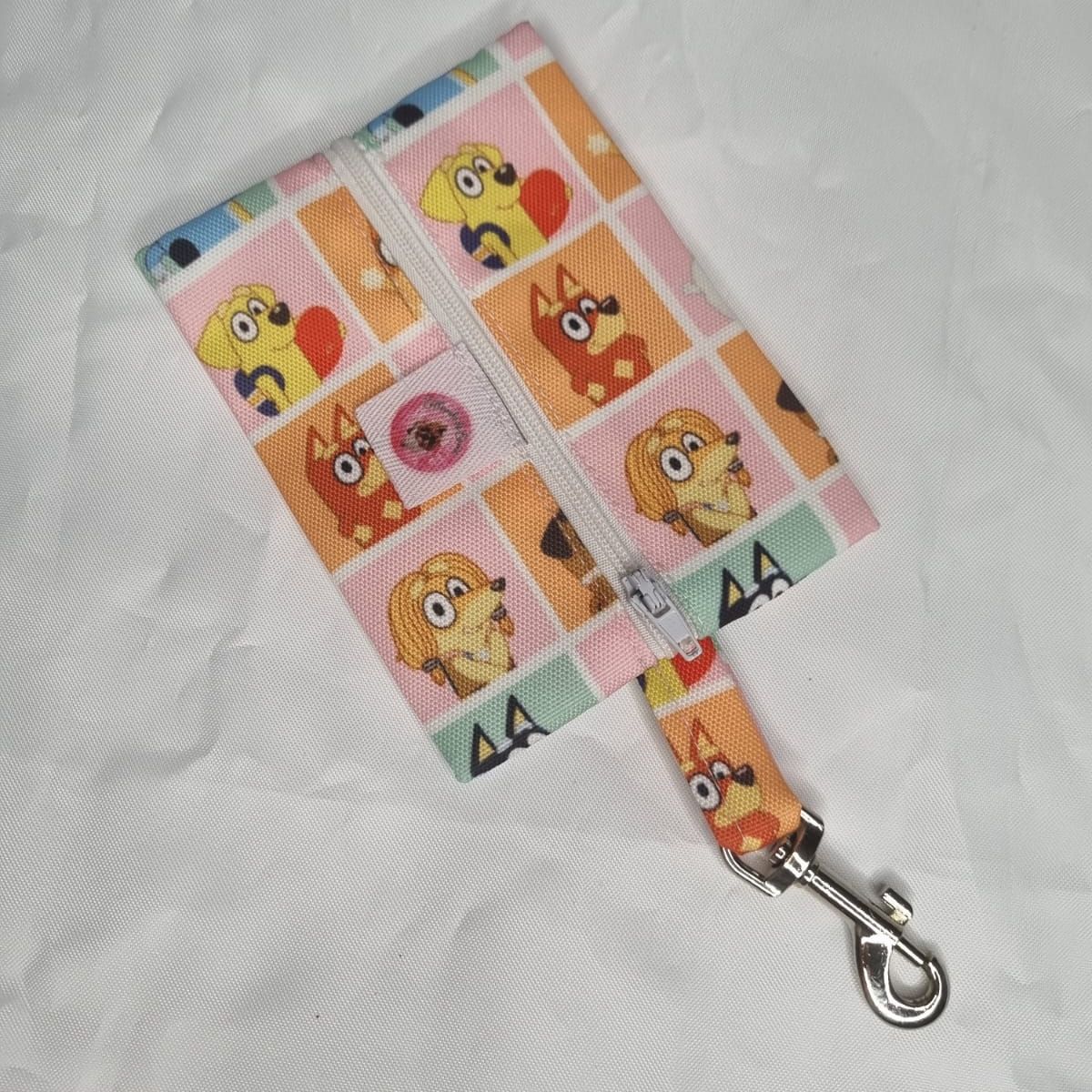 EL MUNDO DE EMMA - Porta bolsita o snack mascota animado 1