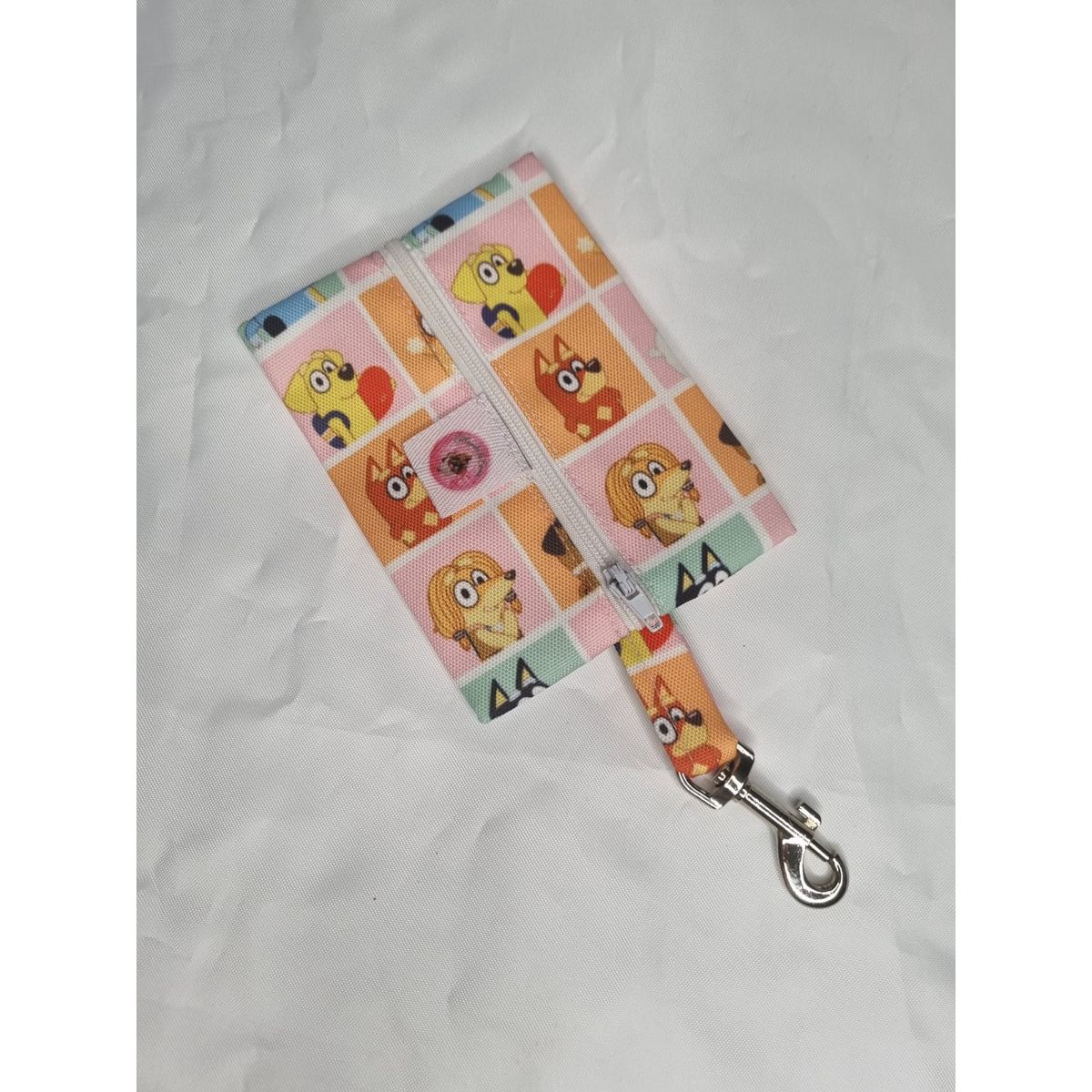 EL MUNDO DE EMMA - Porta bolsita o snack mascota animado 1