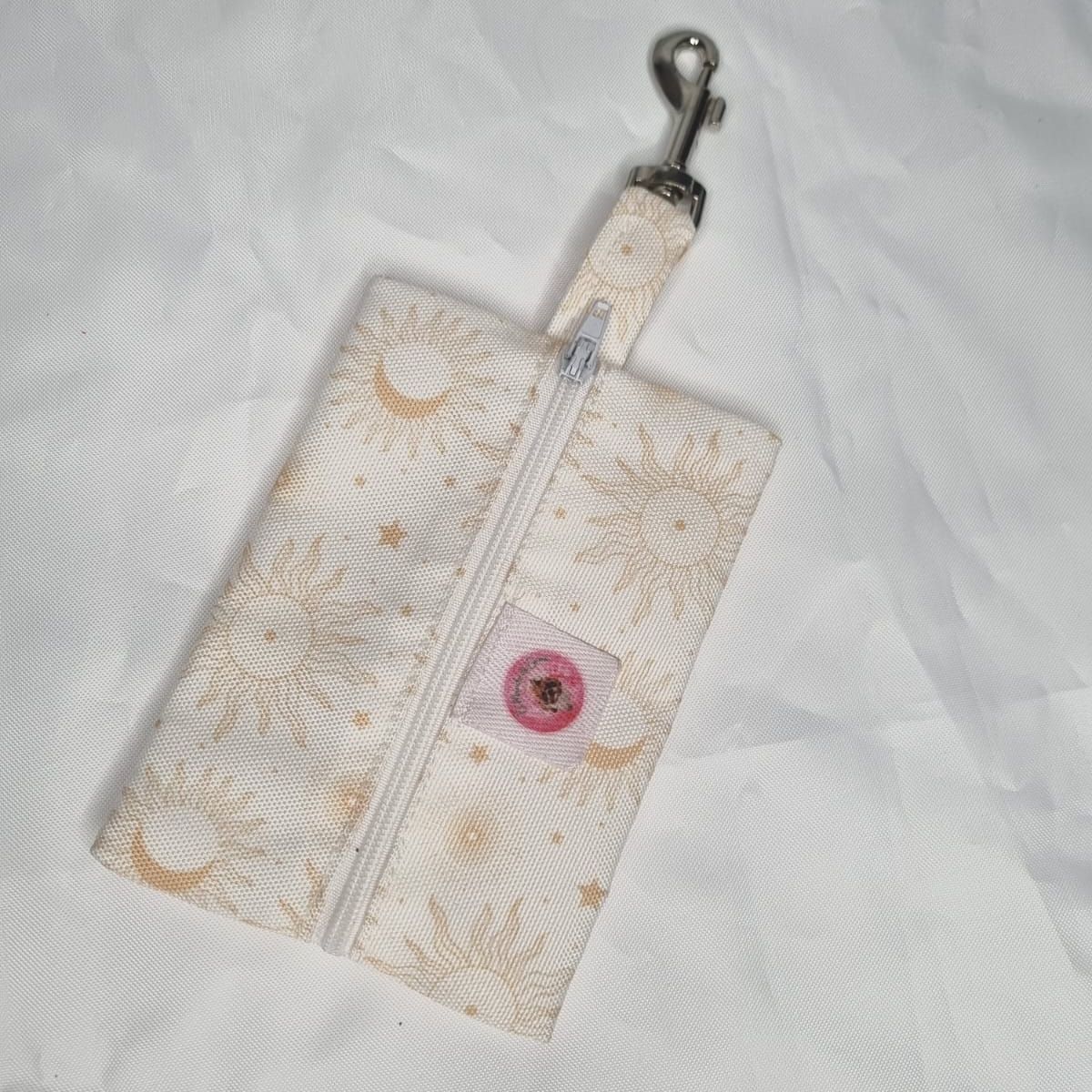 EL MUNDO DE EMMA - Porta bolsita o snack mascota blanco sol y luna