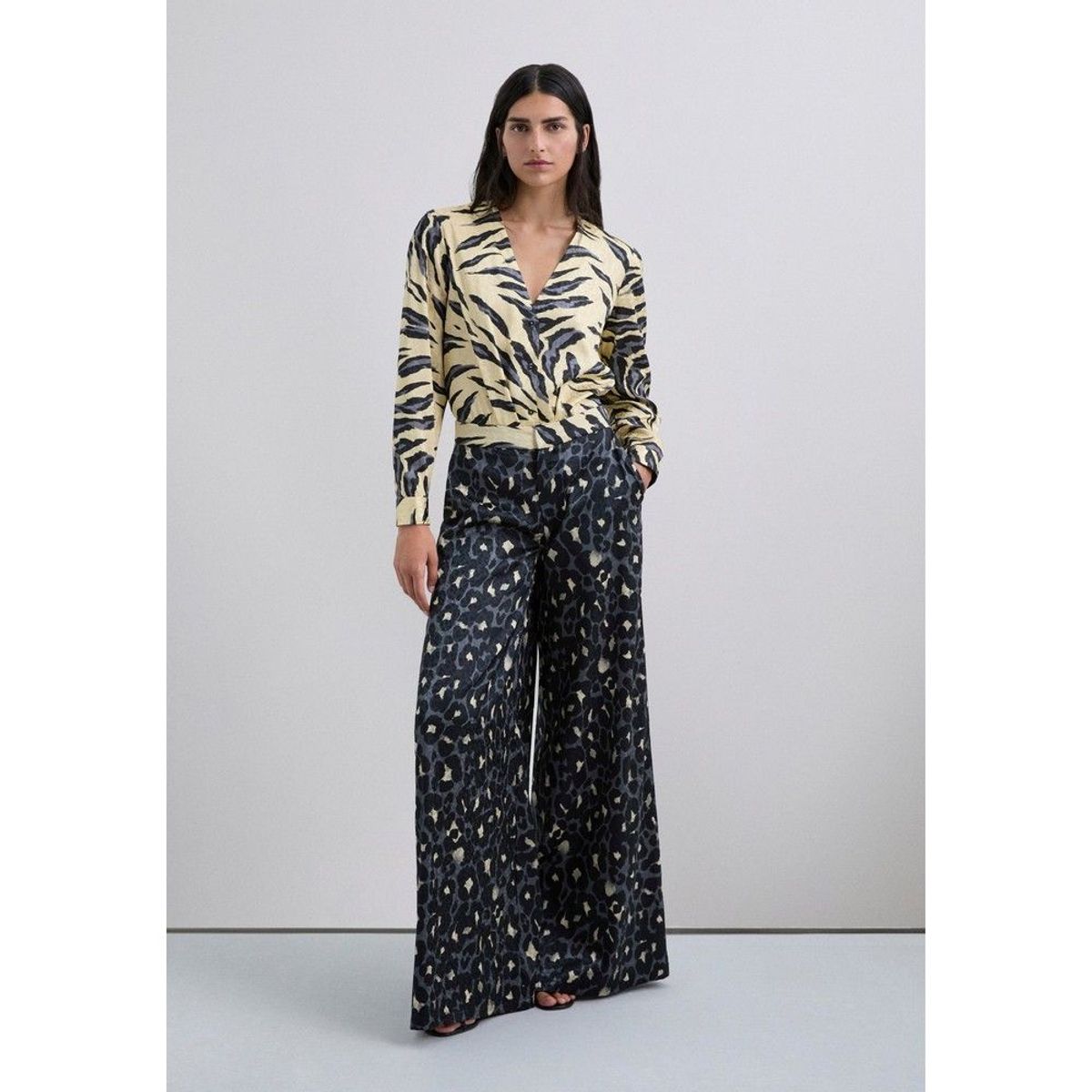 SCALPERS - Pantalón Fluido Animal Print