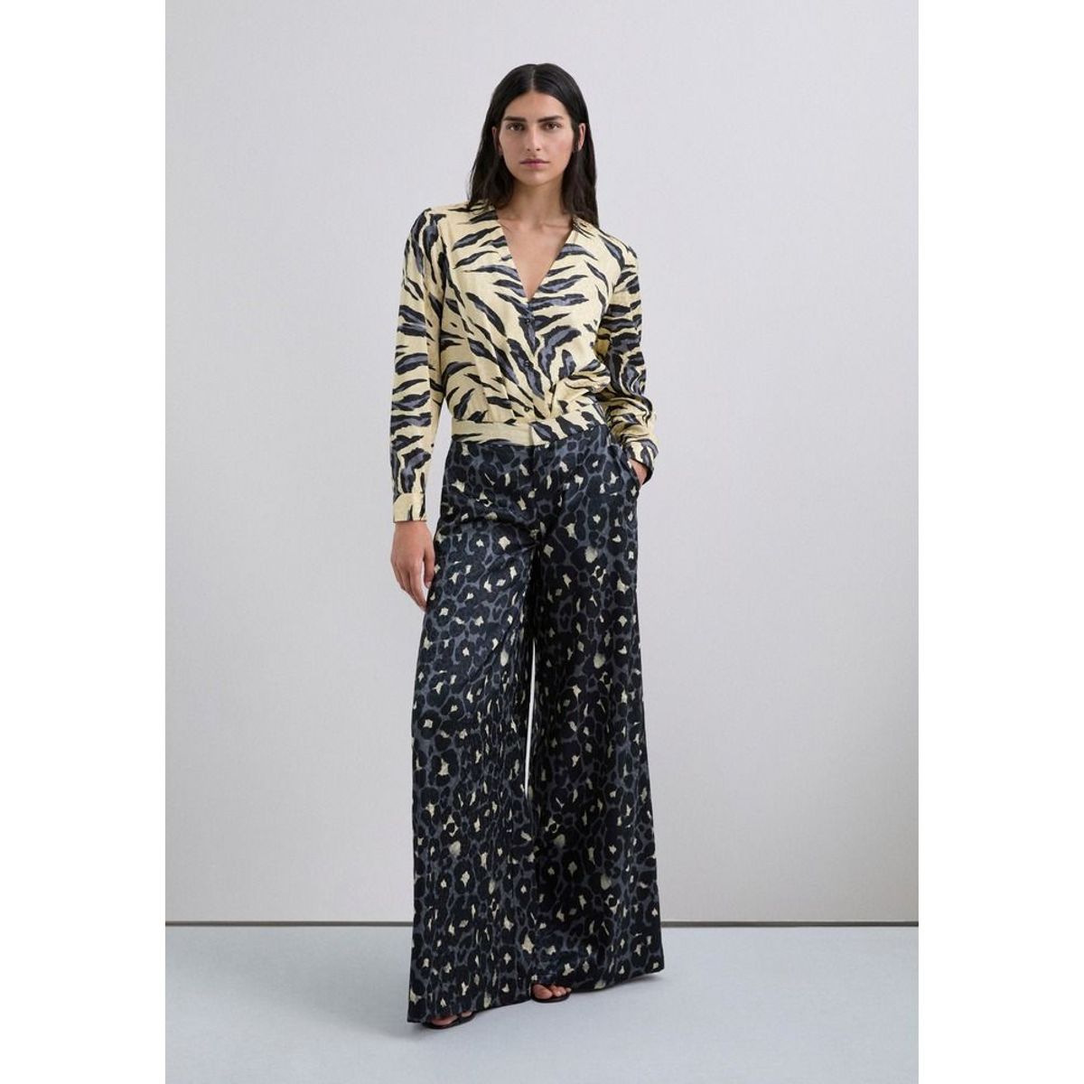 SCALPERS - Pantalón Fluido Animal Print
