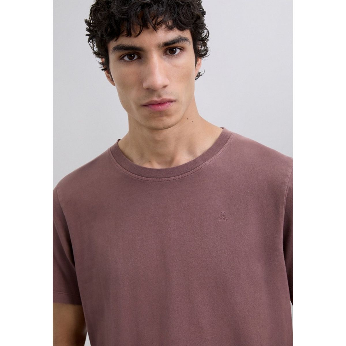 SCALPERS - Polera Calavera Bordada Tono