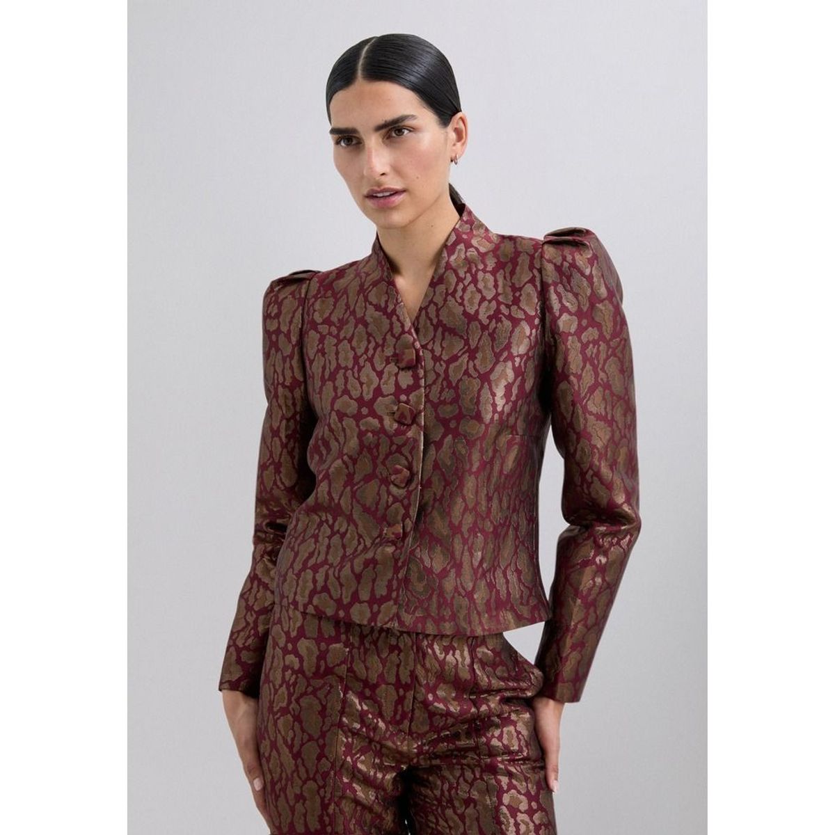 SCALPERS - Blazer Cropped Animal Print Metalizada