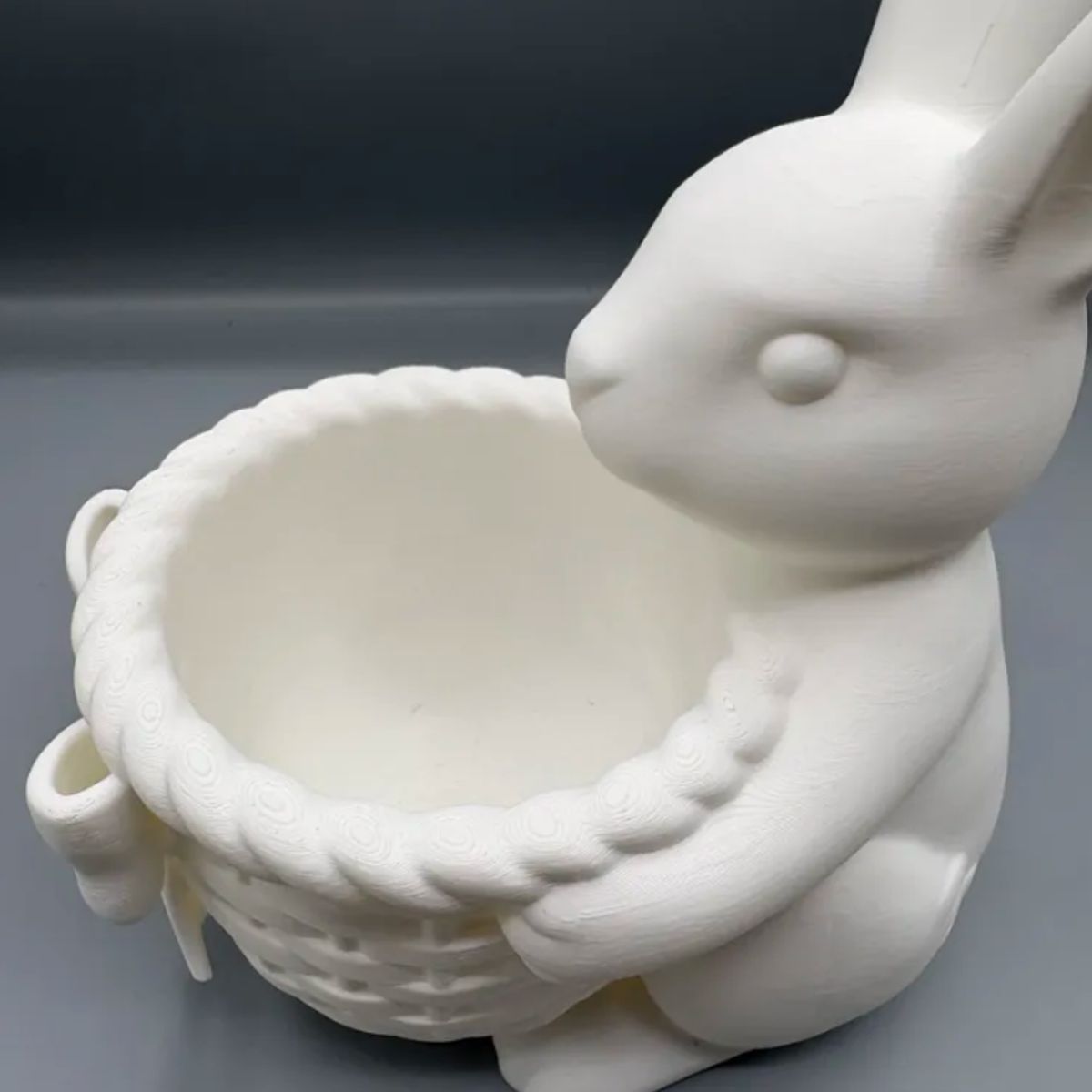 GENERICO - Figura decorativa  conejito de pascua con cesta con lazo
