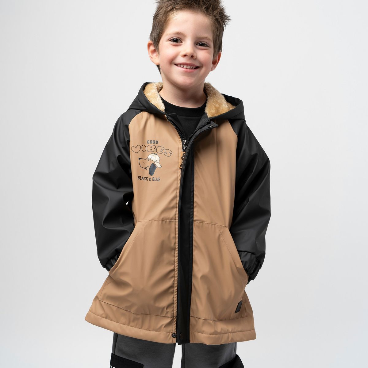 BLACK AND BLUE - Chaqueta niño engomada negro Black and blue