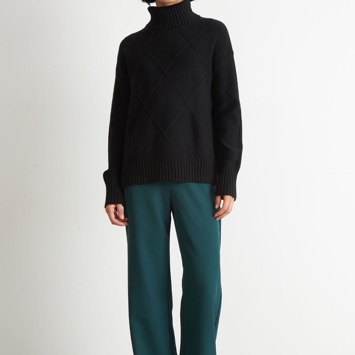 NICOPOLY - Sweater Cuello Alto Rombos Negro Nicopoly
