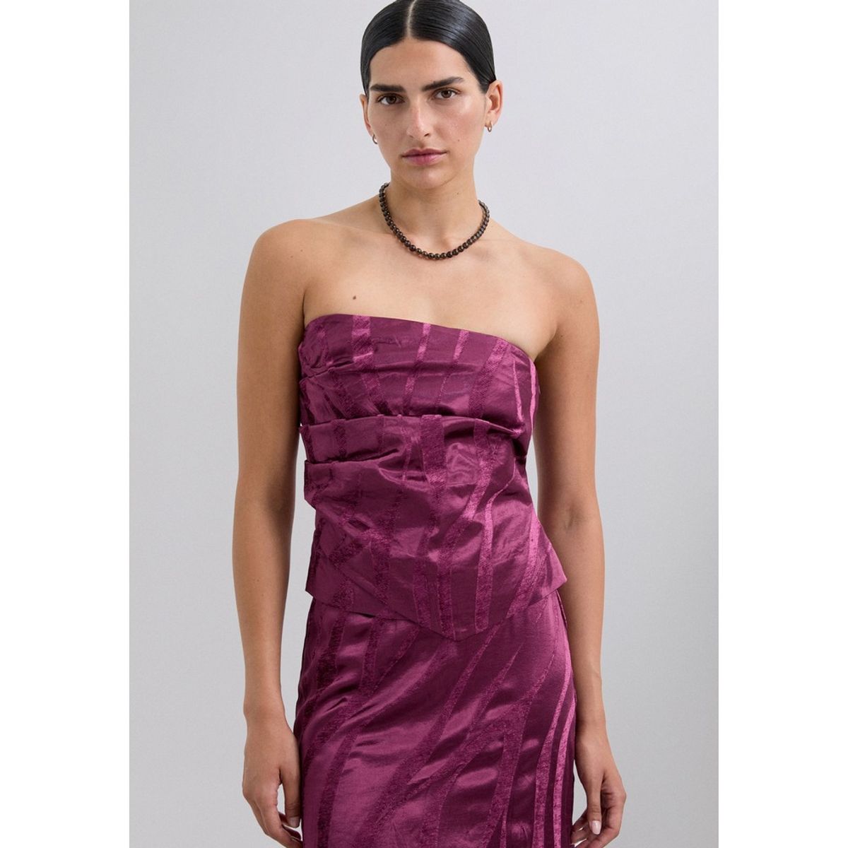 SCALPERS - Top Asimétrico Detalles Terciopelo