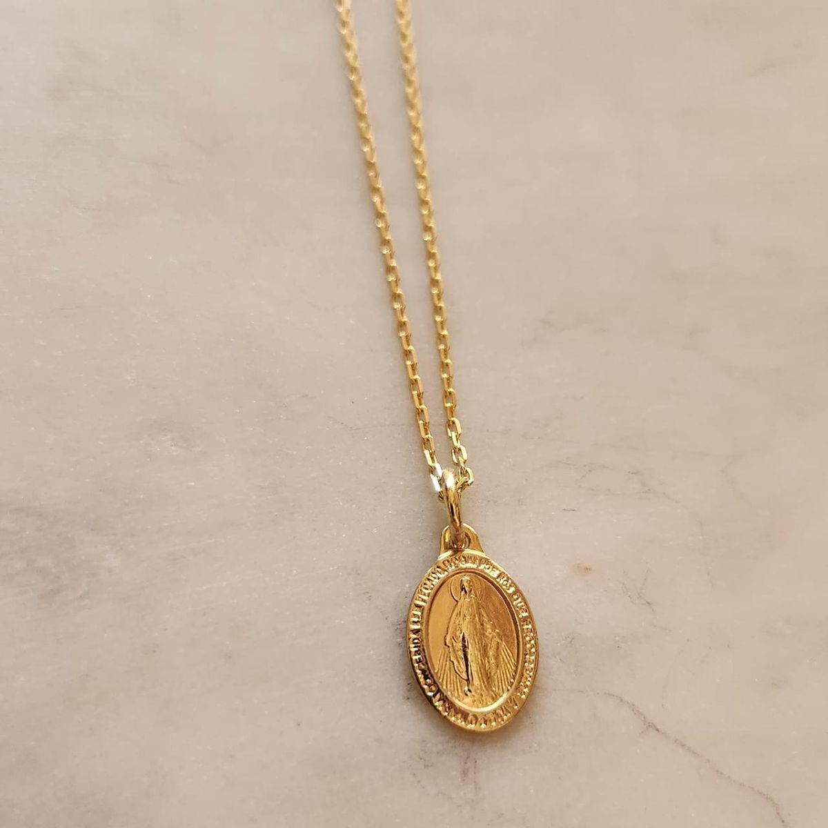 JOYAS VALDES GARCIA - Collar con Virgen de los Rayos baño oro