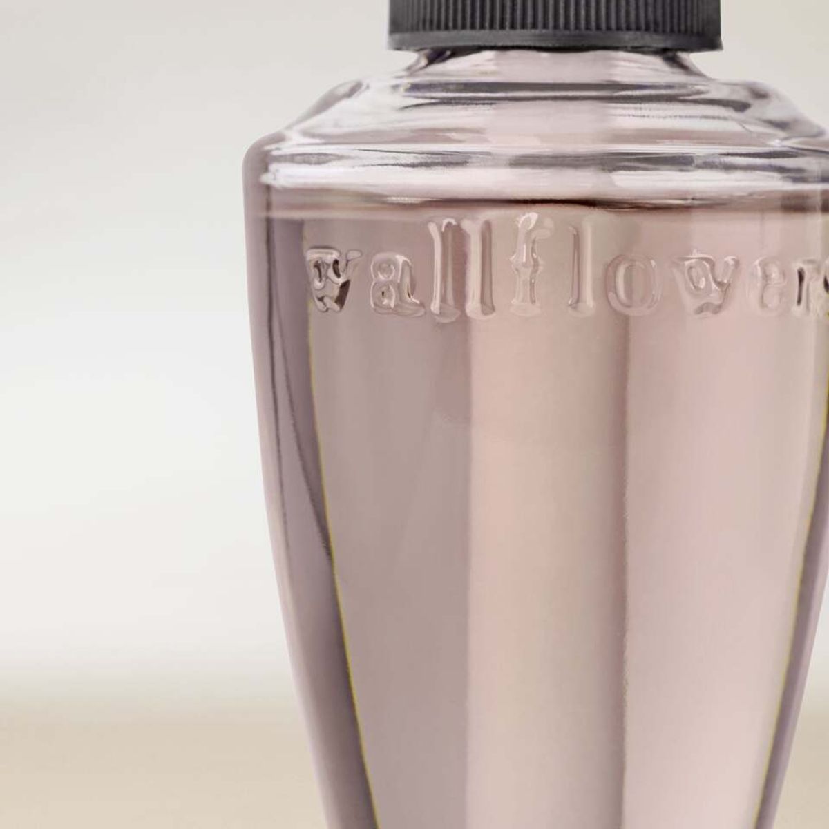 BATH & BODY WORKS - Wallflower Bath and Body Works Mahogany Vanilla