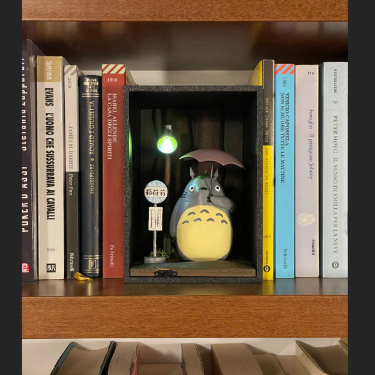 GENERICO - Parada de autobús de Totoro Booknook