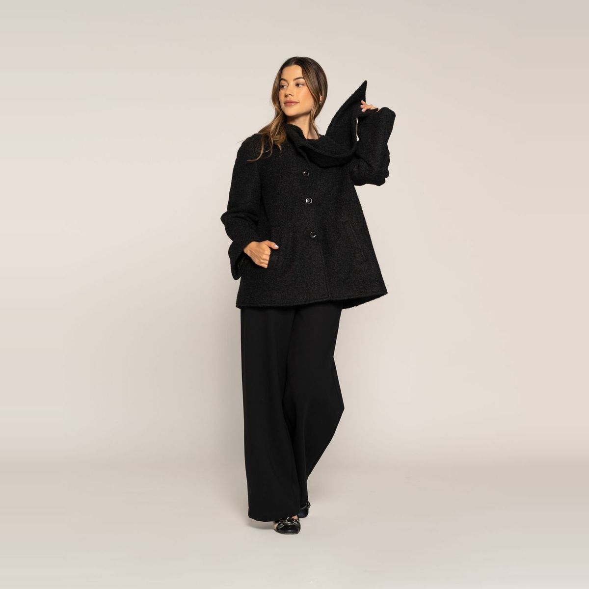 LUDOVICA - Chaqueta Negro Afelpada Cuello Amplio Envolvente Texturada Ludovica