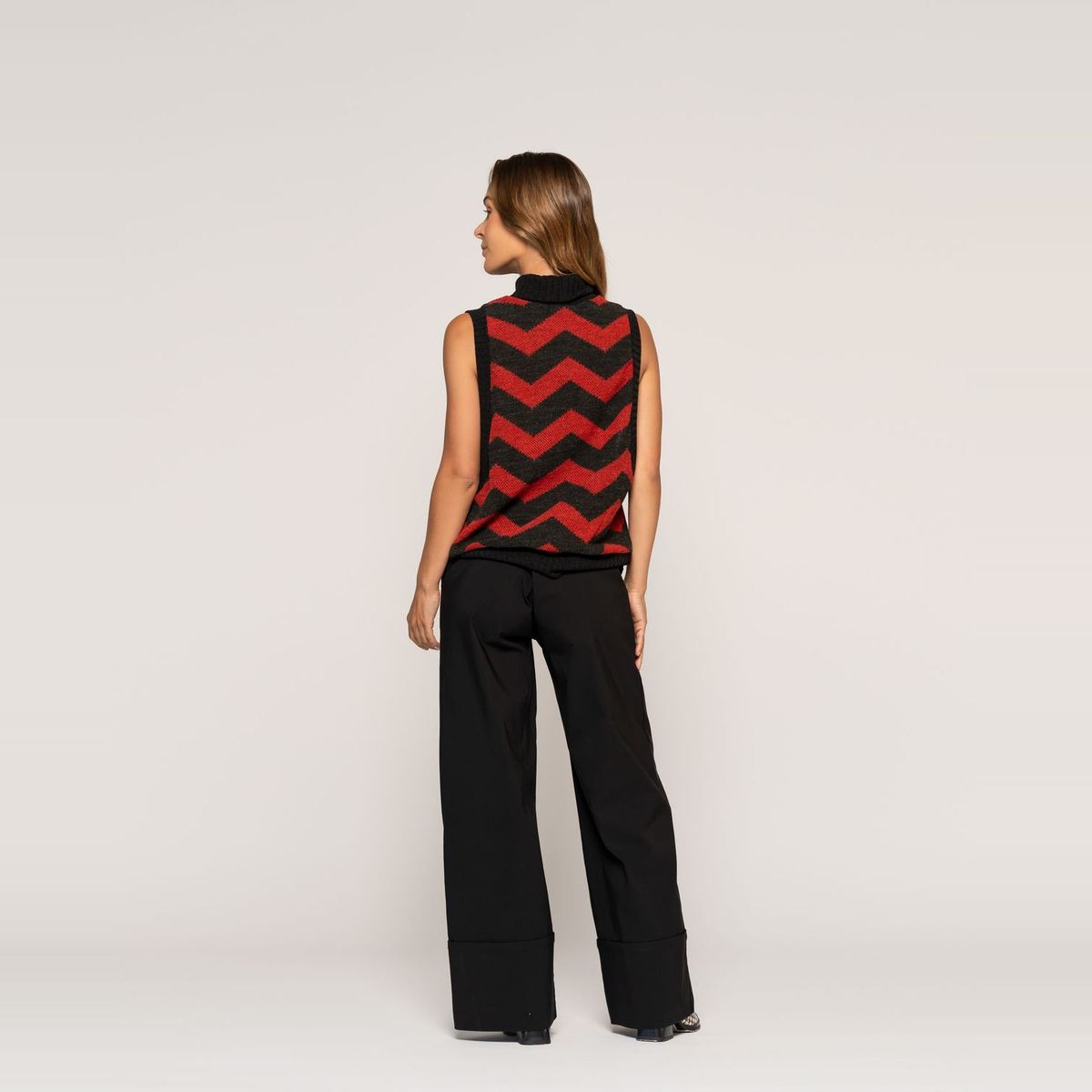LUDOVICA - Sweater Lucía Negro y Rojo Zigzag Relaxed Fit Sin Mangas Ludovica