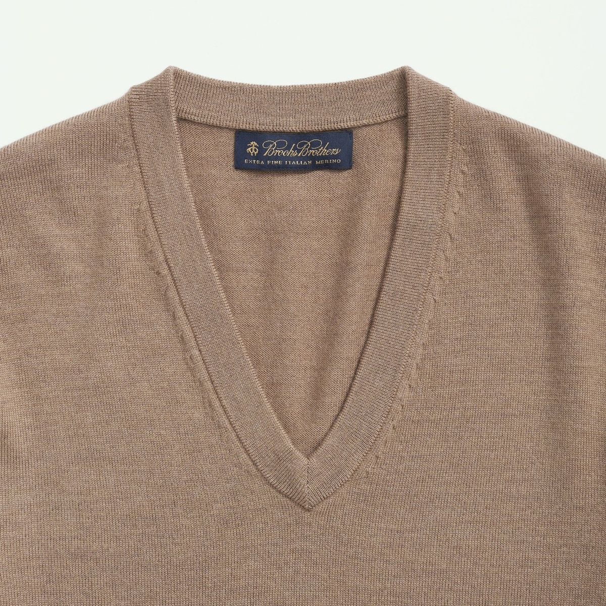 BROOKS BROTHERS - Sweater Hombre Ultimate Merino Wool V-Neck Café Brooks Brothers