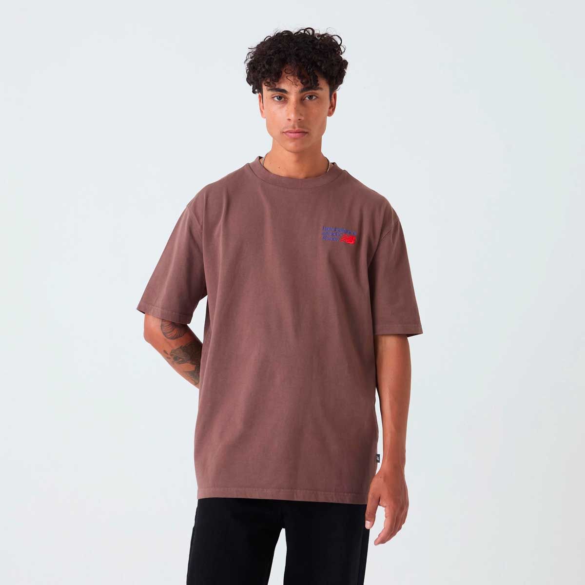 NEW BALANCE - Polera Lifestyle Hombre New Balance Athletics Premium Café