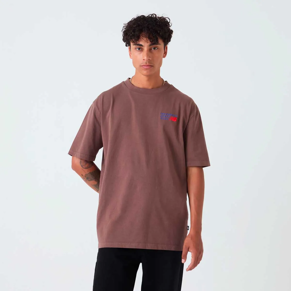 NEW BALANCE - Polera Lifestyle Hombre New Balance Athletics Premium Café
