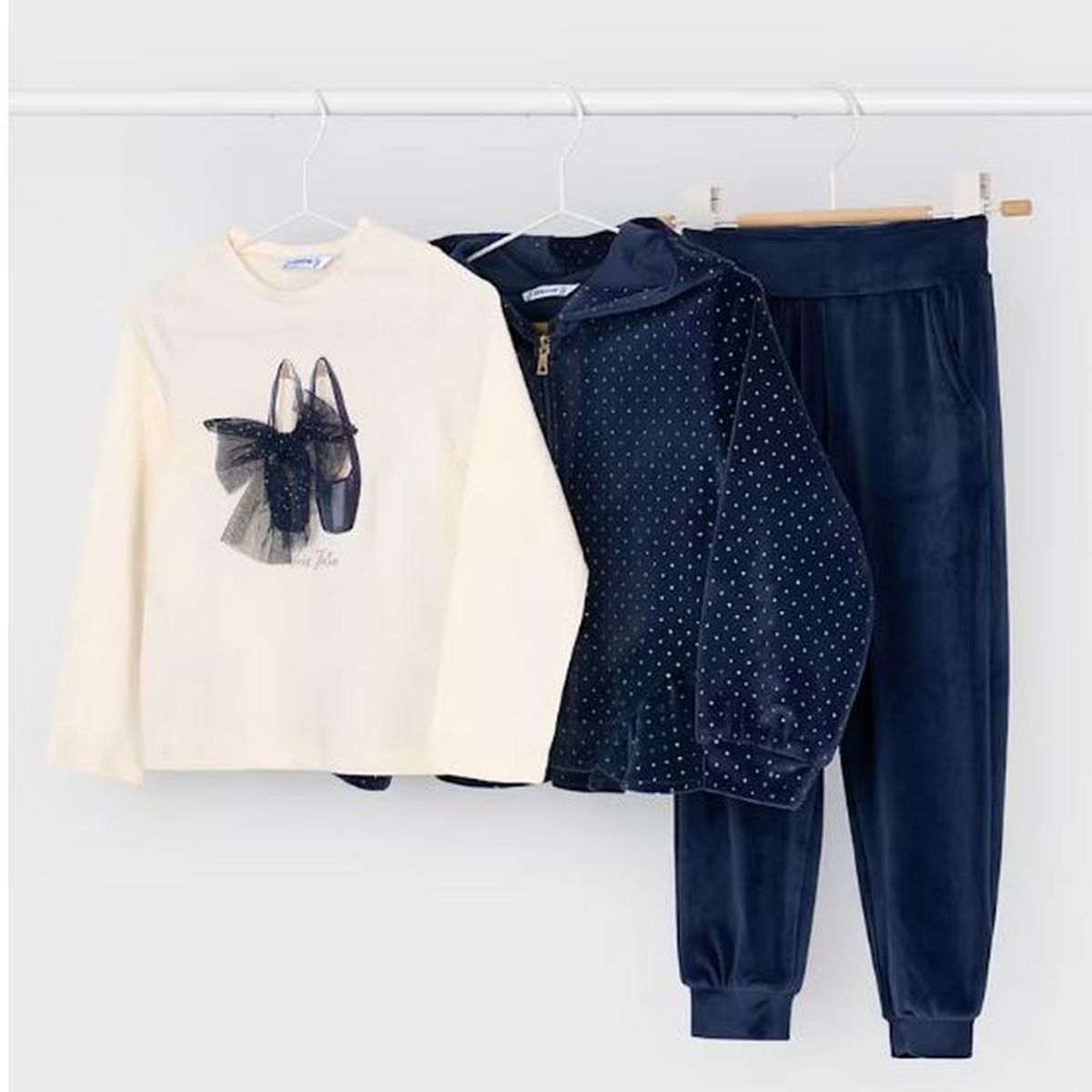MAYORAL - Conjunto español, Chandal, camiseta y pantalon largo diseño zapatito con cintas