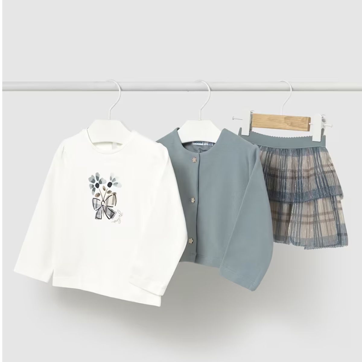 MAYORAL - Conjunto 3 piezas, falda, rebeca y camiseta.