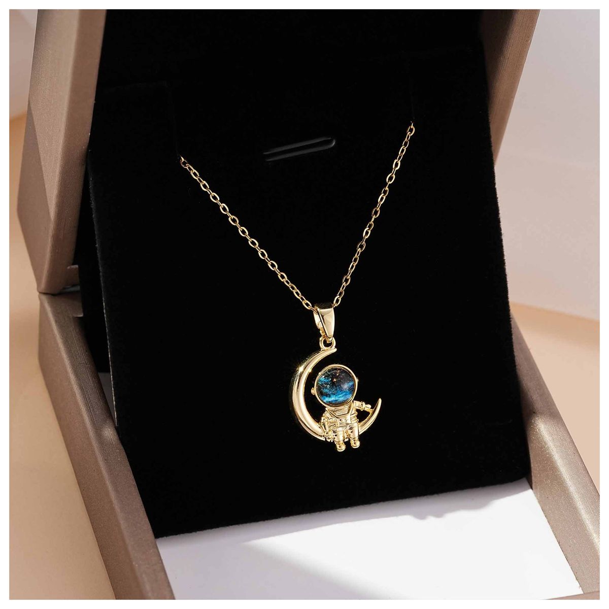 ZG JOYAS - Collar Colgante Luna Astronauta Galaxia Galvanizado En Oro