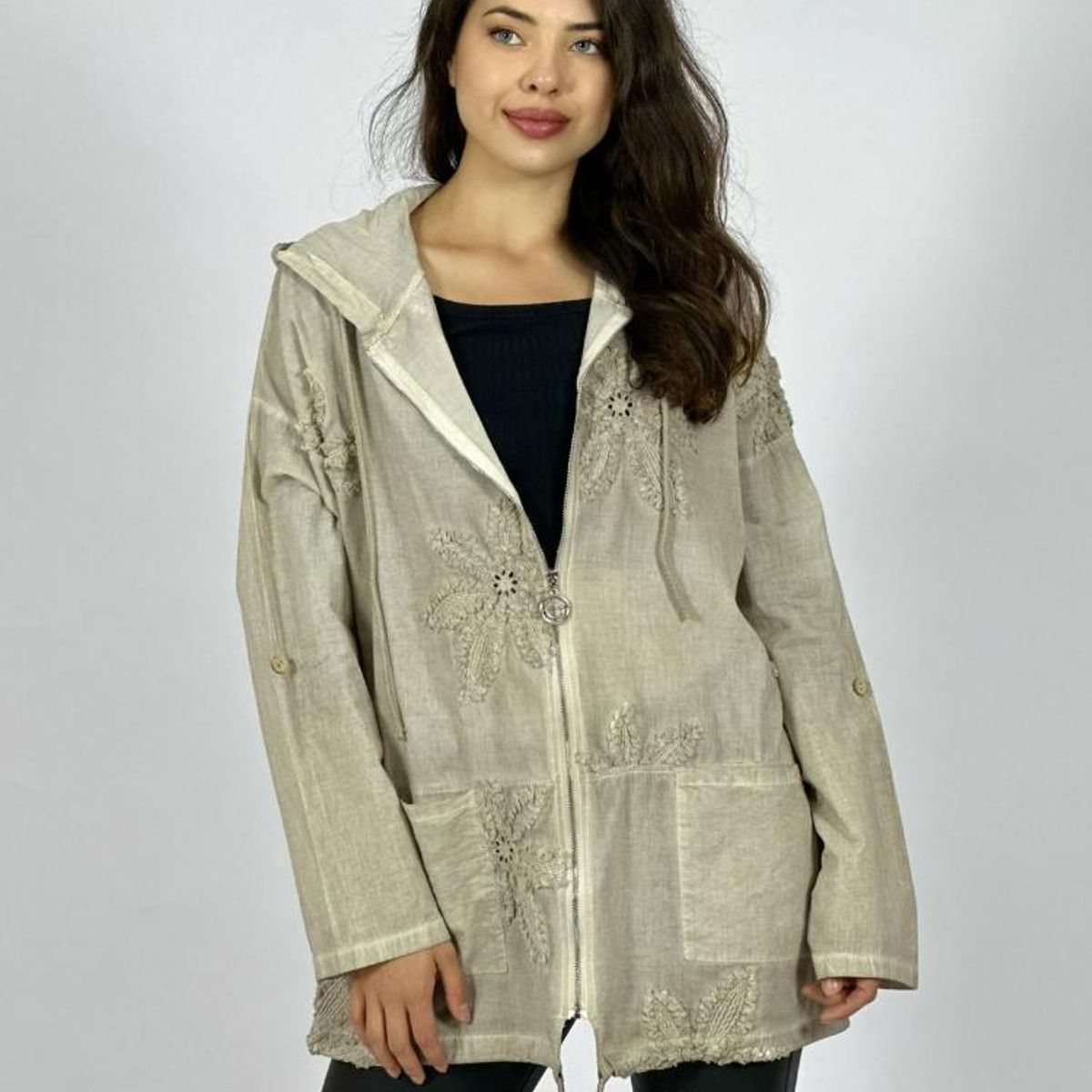 ENIGMATICA BOUTIQUE - Polerón Con Capucha y Cierre Flores Bordadas