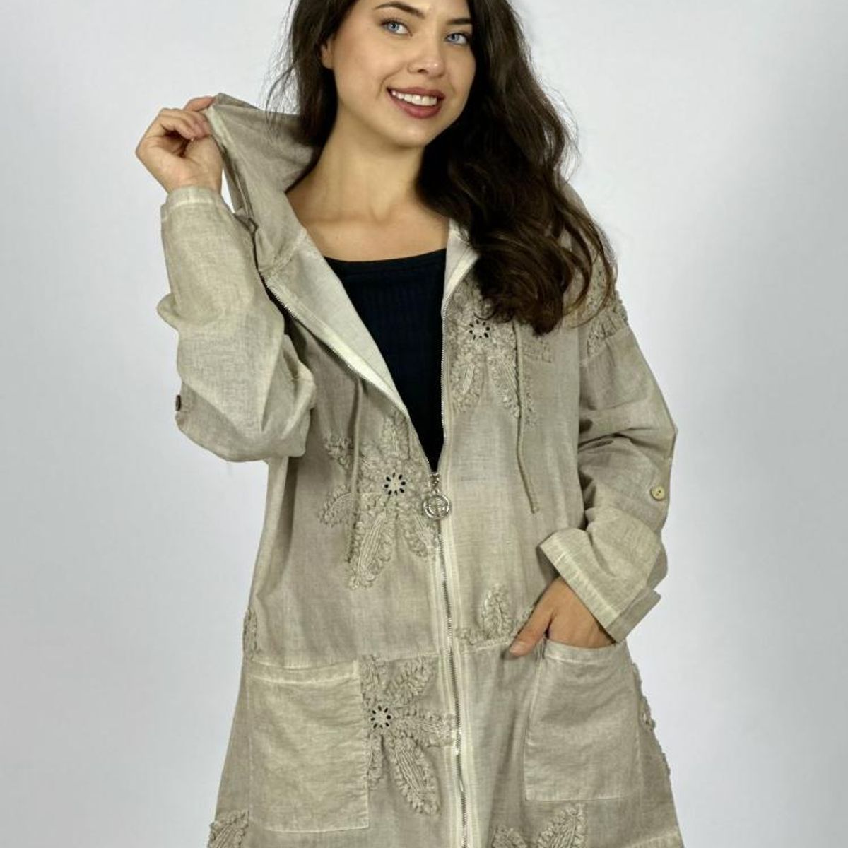 ENIGMATICA BOUTIQUE - Polerón Con Capucha y Cierre Flores Bordadas