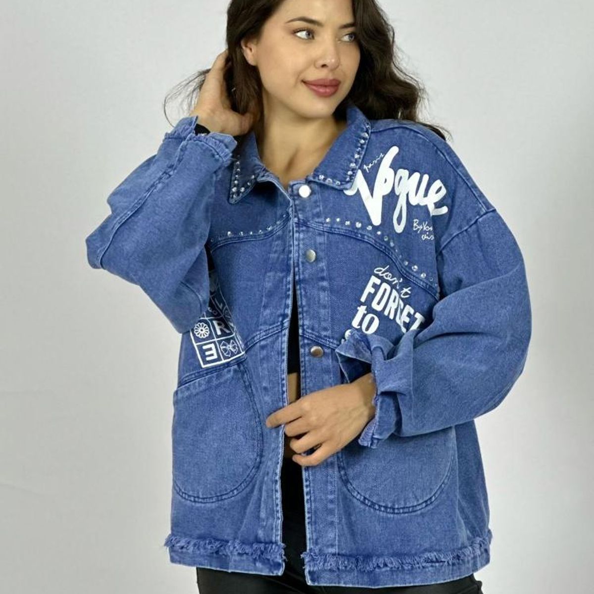 ENIGMATICA BOUTIQUE - Chaqueta Mezclilla Tachas y Letras