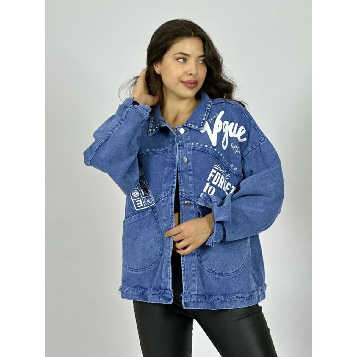 ENIGMATICA BOUTIQUE - Chaqueta Mezclilla Tachas y Letras