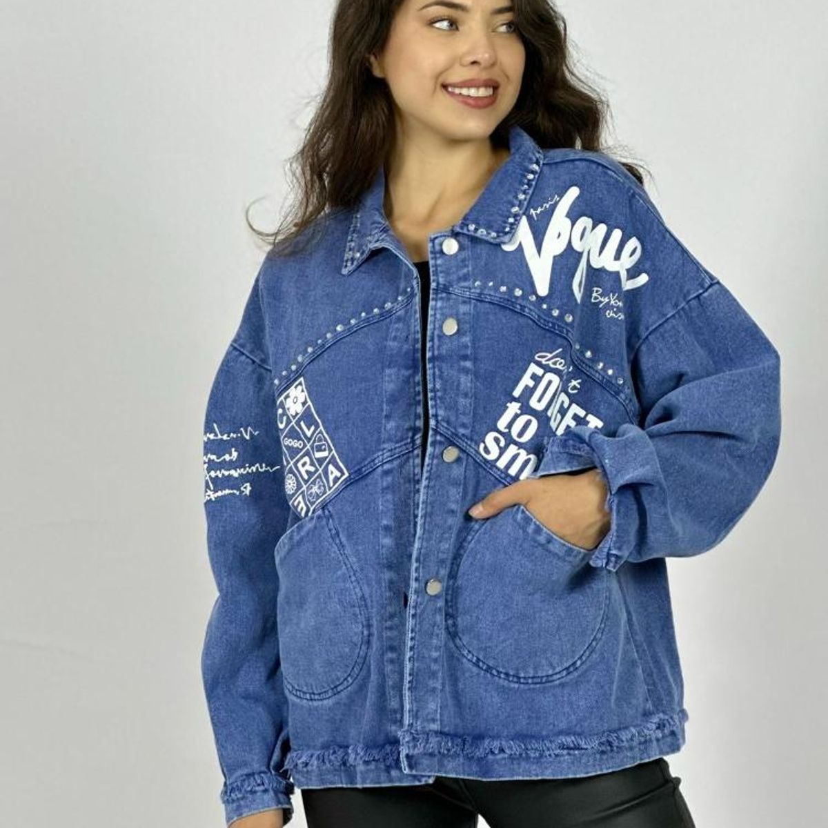 ENIGMATICA BOUTIQUE - Chaqueta Mezclilla Tachas y Letras