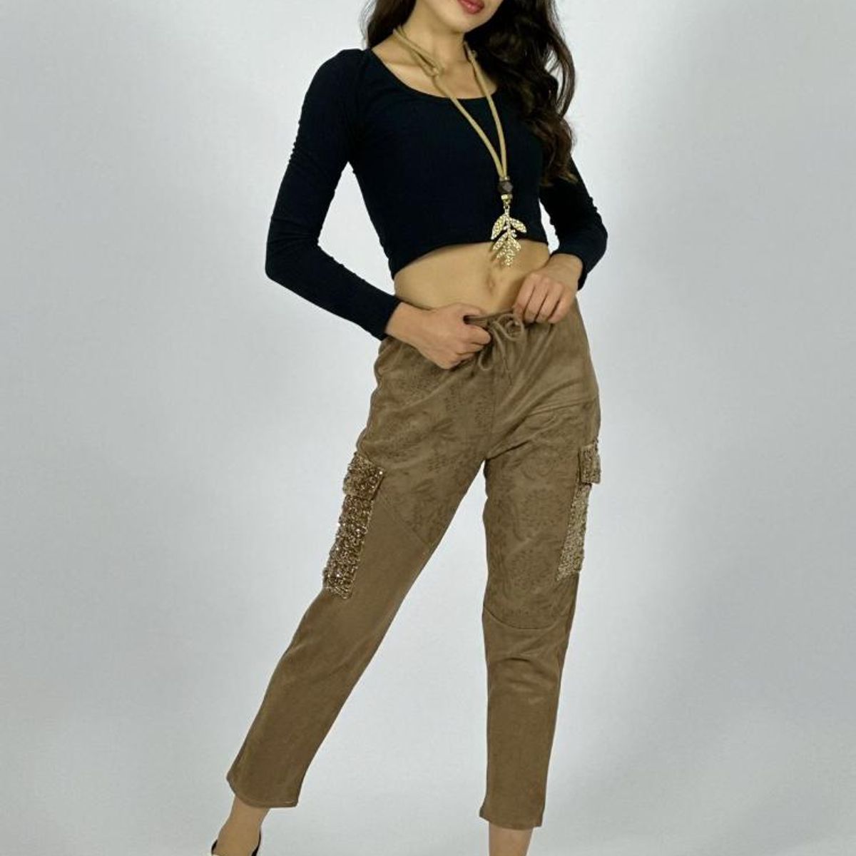 ENIGMATICA BOUTIQUE - Jogger Gamuza Flores Bordadas