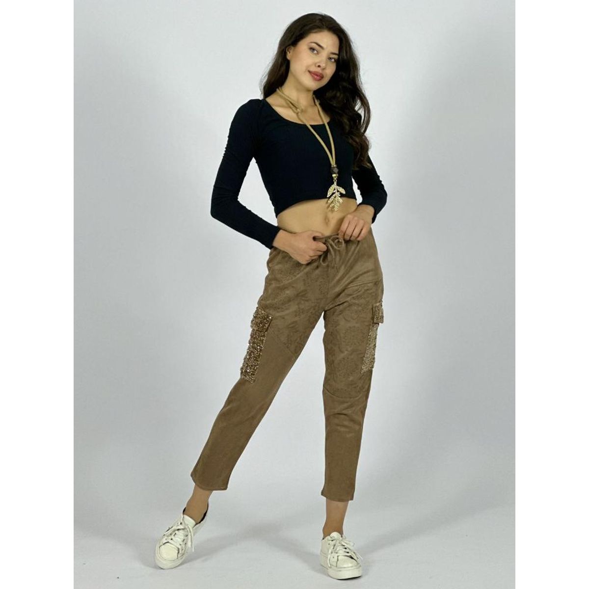 ENIGMATICA BOUTIQUE - Jogger Gamuza Flores Bordadas