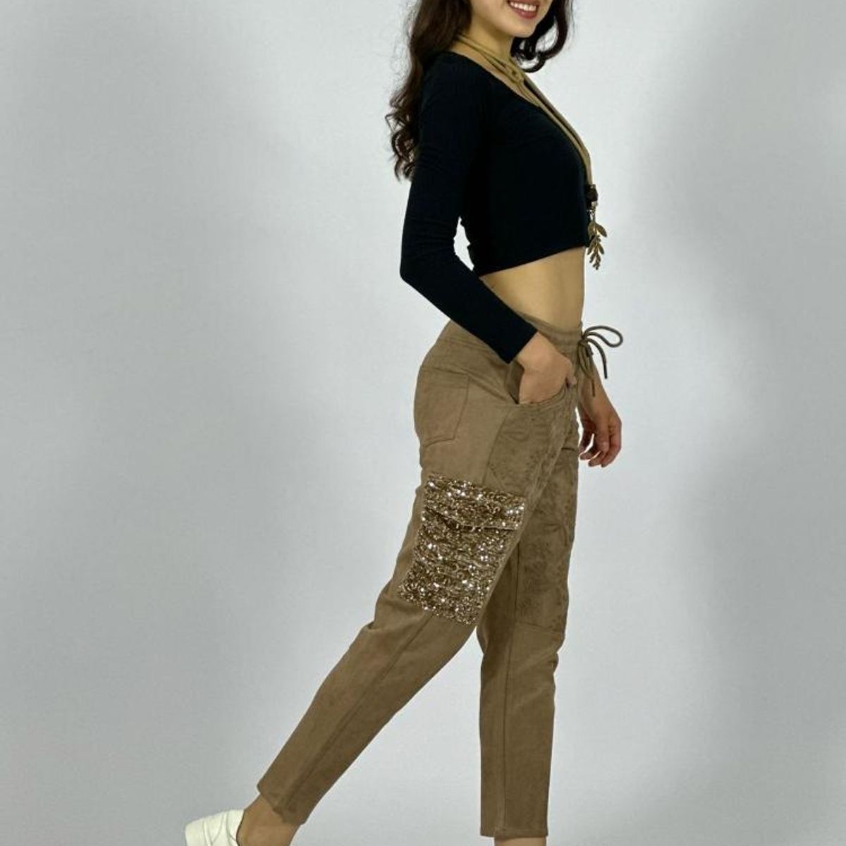 ENIGMATICA BOUTIQUE - Jogger Gamuza Flores Bordadas